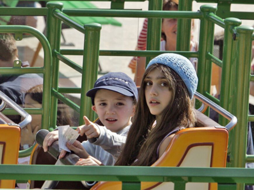 Gemeinsam mit ihrem Halbbruder Rocco, der aus Madonna Ehe mit dem Regisseur Guy Ritchie stammt, genießt Lourdes einen Tag im Freizeitpark