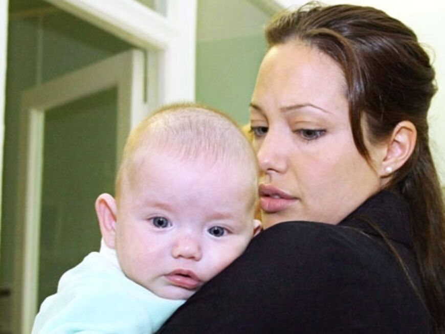 Jolie bei einem Besuch eines Kinderkrankenhauses in Moskau. Der sechsfachen Mutter geht das Schicksal der Kinder besonders nahe