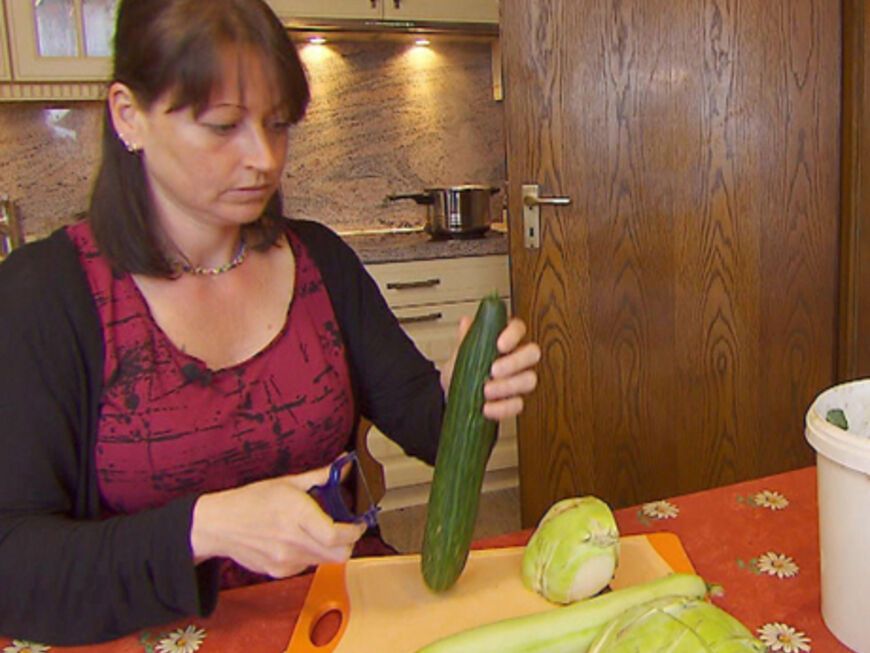 Stadtverwaltungsangestellte Conny hilft Martins Mutter Edith beim Kochen