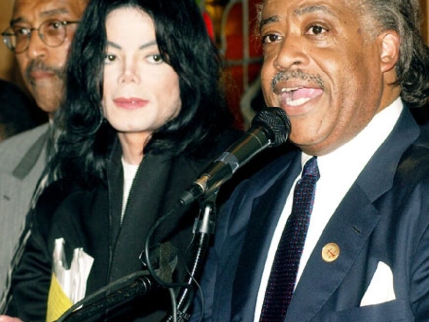 Reverend Al Sharpton (Menschenrechtsaktivist und enger Freund von Jackson): "Michael Jackson schuf eine Akzeptanz für Farbige, lange bevor Tiger Woods, Oprah Winfrey oder Barack Obama da waren. Michael erreichte mit seiner Musik das, was sie im Sport, in der Politik oder im Fernsehen erreicht haben."