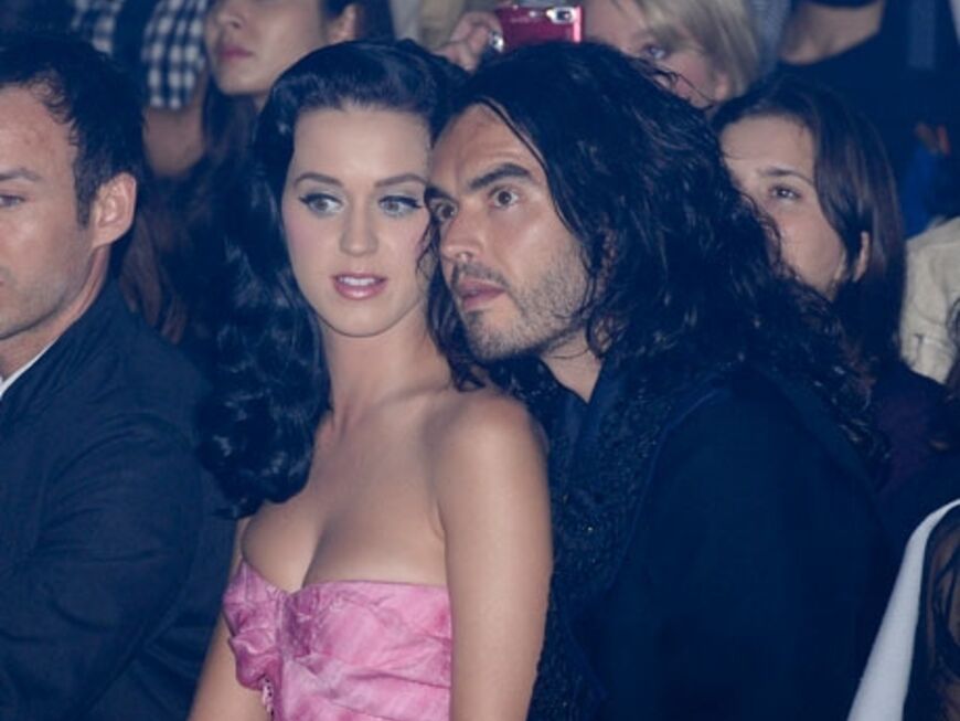 Ganz kuschelig: Bei der Galliano-Show schmiegen sich Katy Perry und Russell Brand aneinander