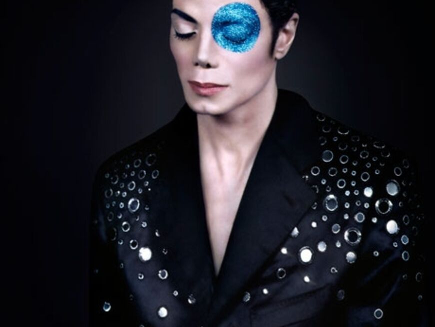 "Michael Jacksons Blue Eye": Vor kurzem erschien dieses Bild des französischen Fotografen Arno Bani. Es sollte das Cover für Jacksons zehntes und letztes Studioalbum "Invincible" werden. Jetzt wird es versteigert