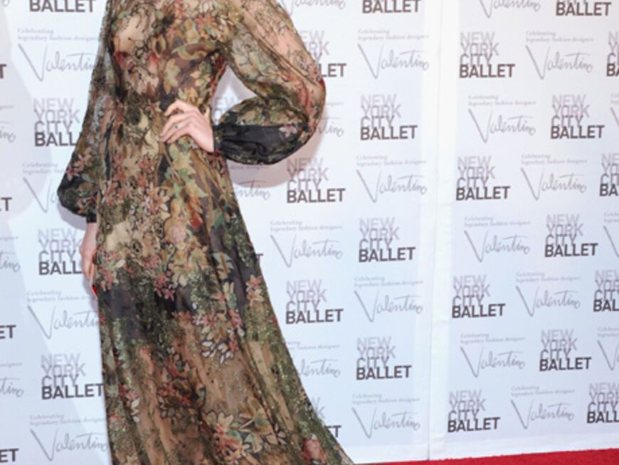 Auch die Schauspielerin trug eine gigantische Blumenprint-Robe des Designers