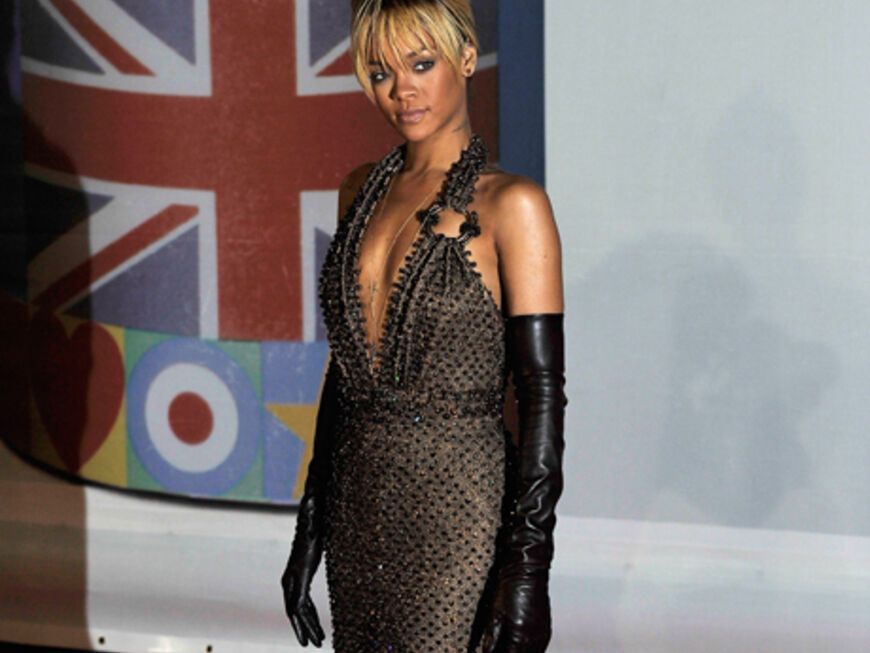 Sexy! Rihanna wählte für ihren Red Carpet-Auftritt eine Robe von Givenchy und kombinierte dazu braune Lederhandschuhe