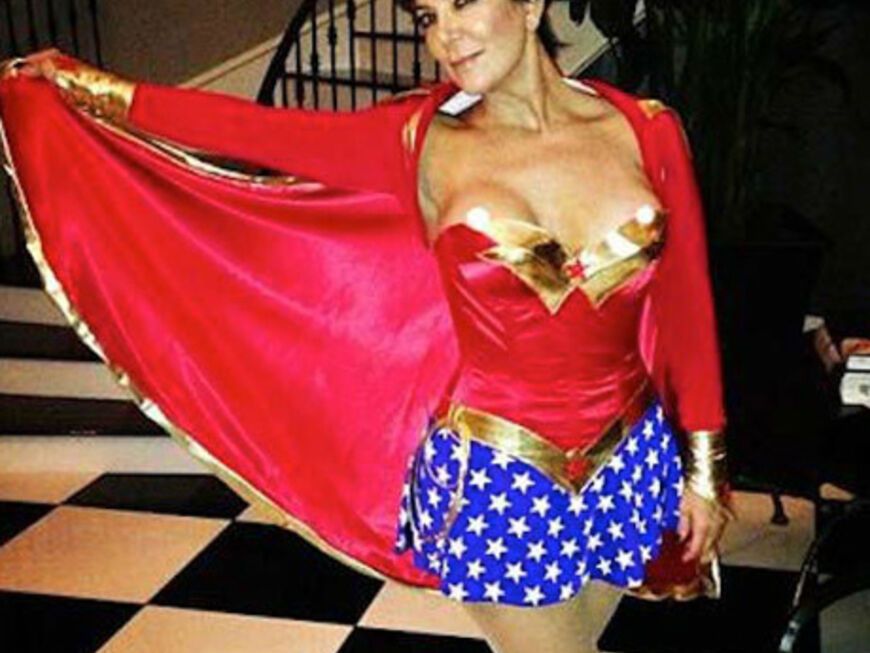 Kris Jenner sorgte in diesem "Wonder Woman" für mehr Freizügigkeit als ihr lieb ist. Nippelalarm!