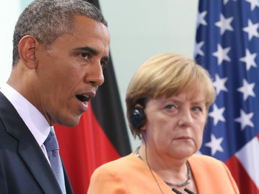 Auch Obama hat was zu erzählen - Angela Merkel lässt es sich per Kopfhörer übersetzen