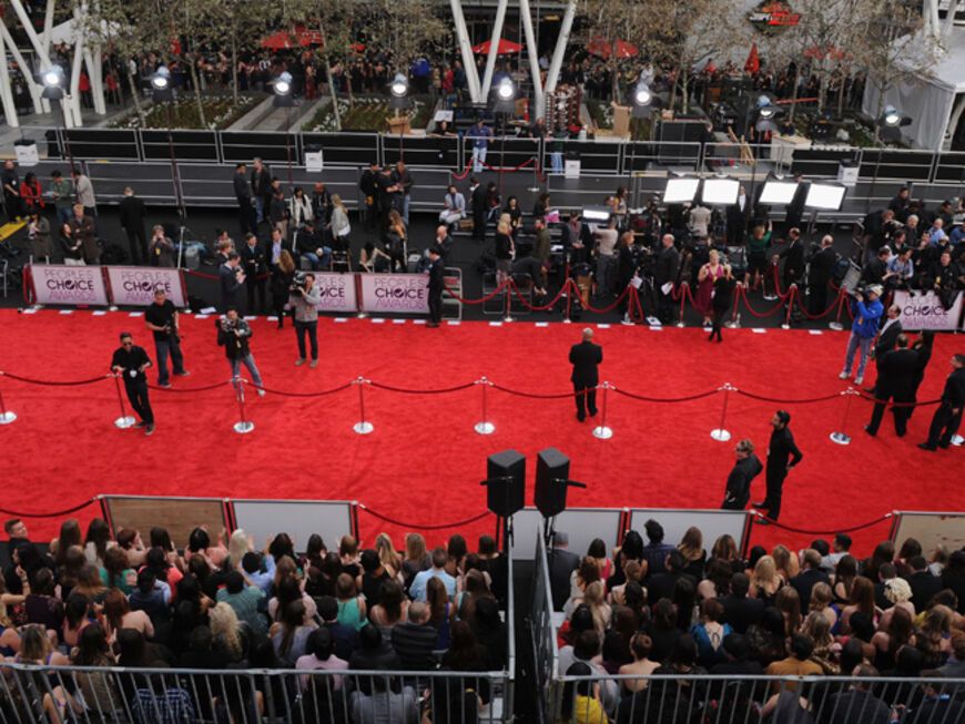 Der Rote Teppich vor dem "Nokia Theatre". Hunderte Fans, Journalisten und Fotografen warten auf die Superstars
