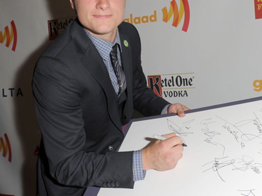 Josh Hutcherson verewigt sich mit einem Autogramm
