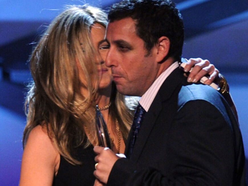 Jennifer Aniston gratuliert ihrem Kollegen Adam Sandler, der vom Publikum zum "beliebtesten Comedy-Star" gewählt wurde