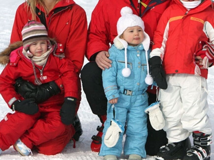 Der niederländische Thronfolger Willem-Alexander mit seiner Ehefrau Maxima und den drei gemeinsamen Kindern im jährlichen Skiurlaub 