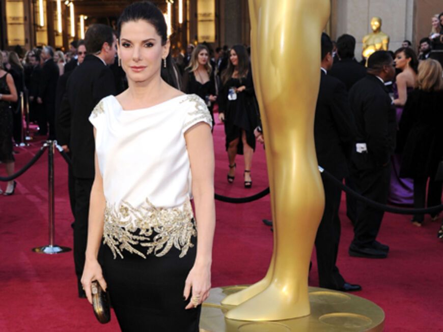 Black and White: Oscarpreisträgerin Sandra Bullock entschied sich für eine Robe von Marchesa