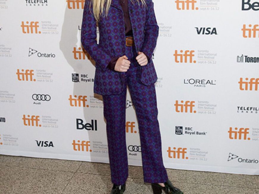 Jungstar Ellen Fanning ist großer Fan von Designerin Miuccia Prada. Für ihren Auftritt bei den Toronto Filmfestspielen schlüpfte sie in einen Print-Anzug im 70ies-Stil von Miu Miu