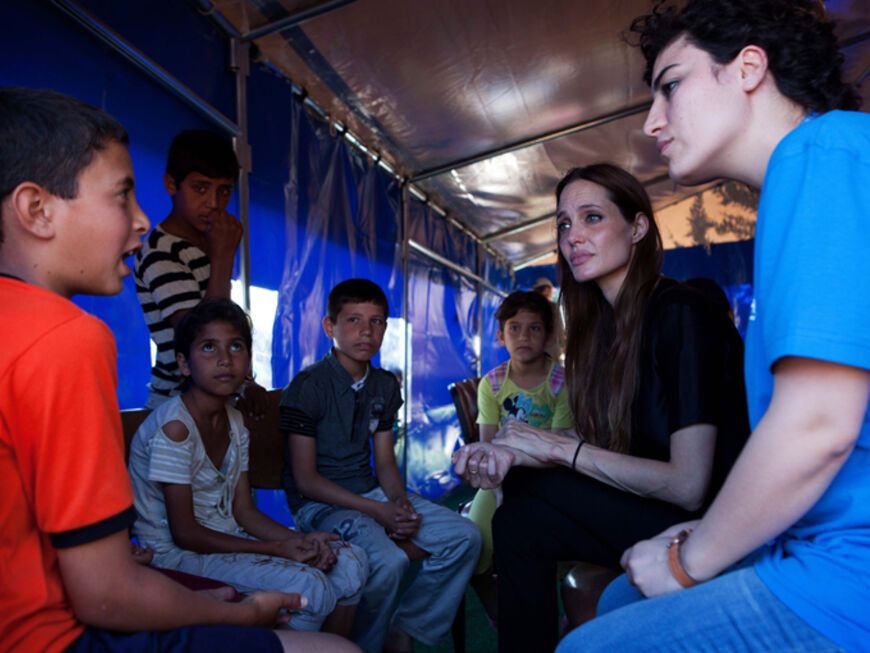 Im Lager von der Hilfsorganisation ,,Roter Halbmond" spricht sie mit den Flüchtlingen.