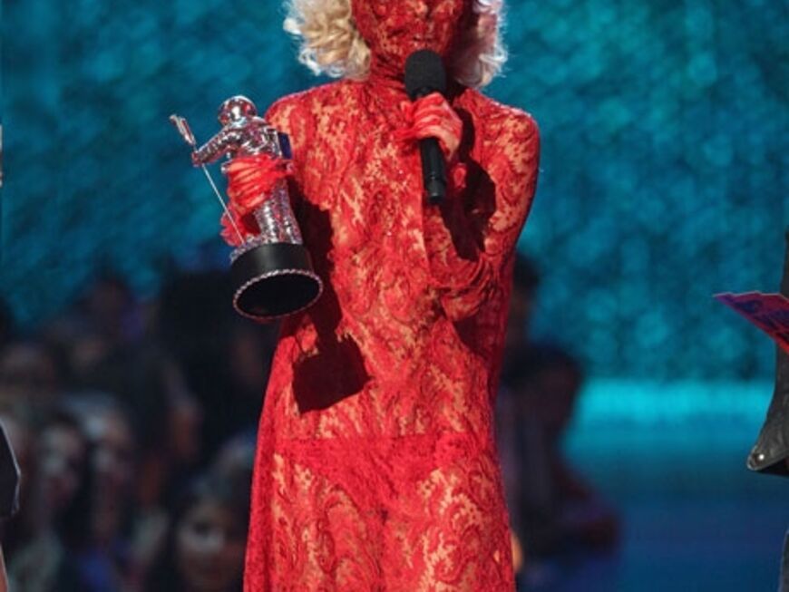 Sie ist und bleibt die Königin der ausgefallenen Kostüme: In diesem roten Spitzen-Kleid nimmt Lady GaGa 2009 ihren Preis als "Best New Artist" entgegen 