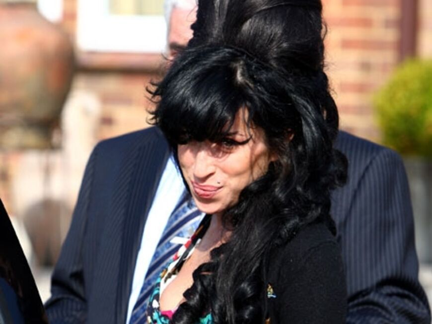 Amy Winehouse wie man sie kennt: Mit Beehive und Ponny im XXL-Format
