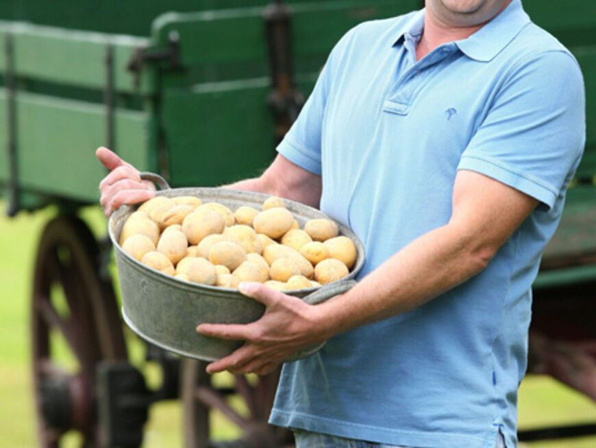 Der kernige Kartoffelbauer Clemens, 44, aus dem Münsterland lebt mit seinen Eltern auf einem Hof mit 42 Hektar Kartoffelanbaufläche, sowie 10 Hektar Wald und 500 Schweinen