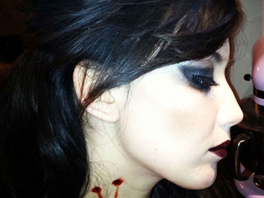 Model Daisy Lowe als weiblicher Vampir