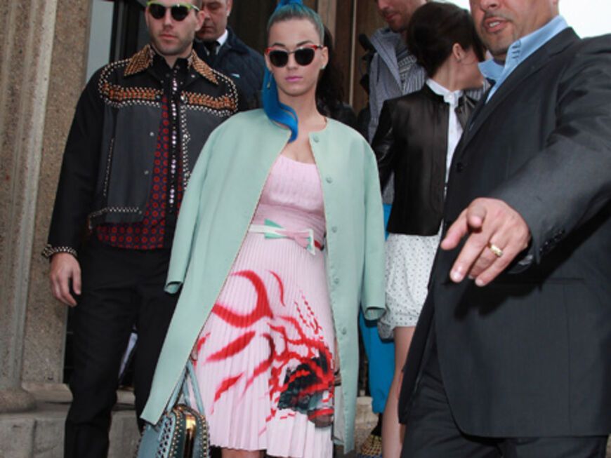 Auch Sängerin Katy Perry hat Feuer gefangen: Zur Fashion Week in Paris trug sie die angesagten Schuhe aus dem Modehaus Prada