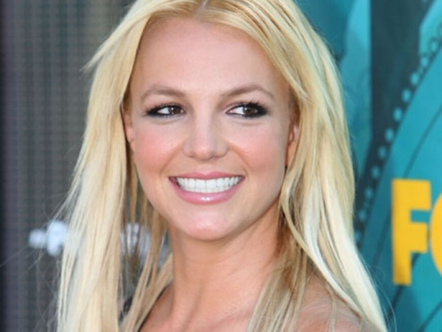 Britney Spears kann wieder strahlen. Der Grund: Nicht nur ein gelungenes Comeback, sondern auch ein neuer Mann an ihrer Seite. Jason Trawick heißt ihr Neuer, der ebenso Manager wie Liebhaber ist. Hoffentlich hält diese Beziehung noch ganz lange!