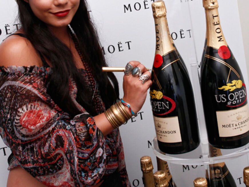 Vanessa Hudgens signiert Champagner-Flaschen