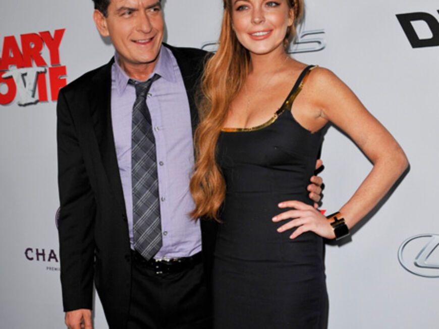 Was geht denn da? Charlie Sheen und Lindsay Lohan Arm in Arm - das ist scary! Im wahrsten Sinne: Denn das Leinwand-Paar feierte die "Scary Movie 5"-Premiere in Los Angeles