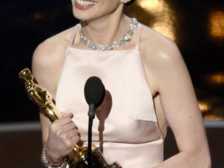 Anne Hathaway gewinnt ihren ersten Oscar als "Beste Nebendarstellerin" in "Les Misérables"