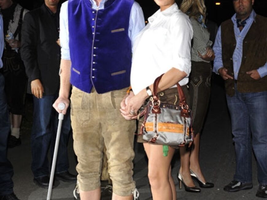 Boris Becker und seine Frau Lilly. Nach einer schmerzhaften Entzündung im Hüftgelenk läuft er nun an Krücken