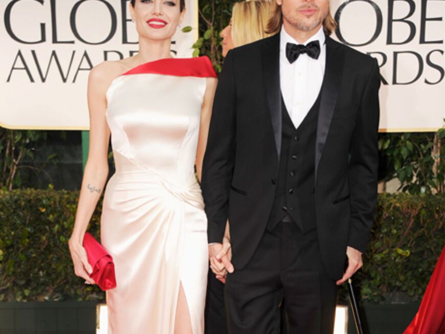 Die Show der Superlative! Bei der Vergabe der "Golden Globes" am Sonntagabend, liefen wirklich alle derzeit angesagten Hollywood-Stars über den Roten Teppich. Klar, dass Angelina Jolie und Brad Pitt (immer noch mit Krücke unterwegs) auch dabei waren. Wer noch mitfeierte - OK! hat die Bilder!