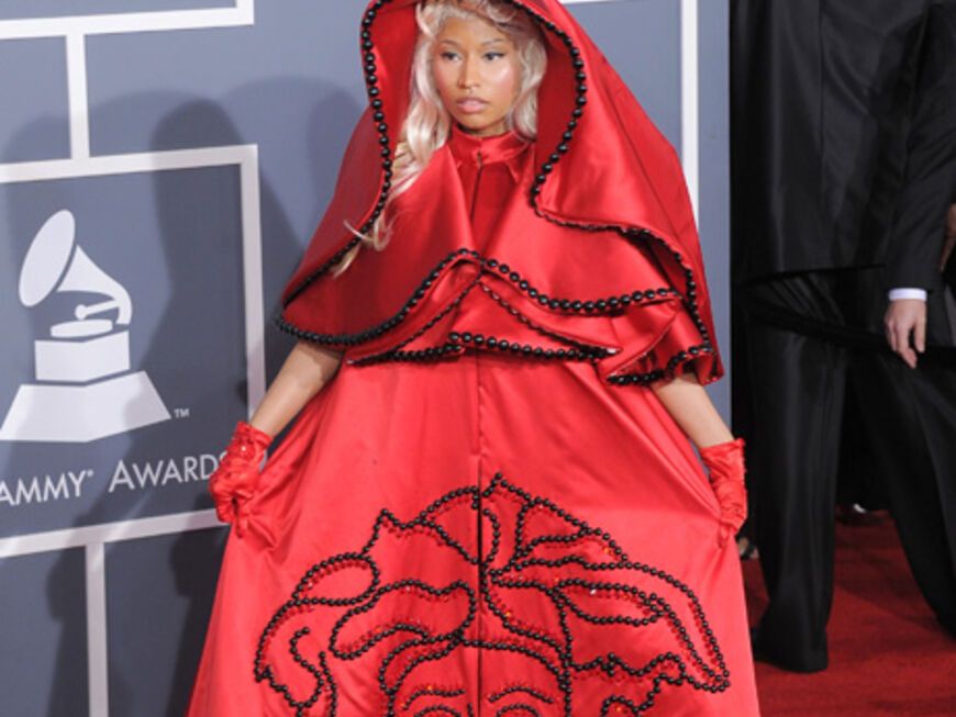 Nicki Minaj ist bekannt für ihren extravaganten Style, doch bei den Grammy Awards im Februar sorgte sie mit ihrem roten Nonnen-Kostüm für negative Blicke