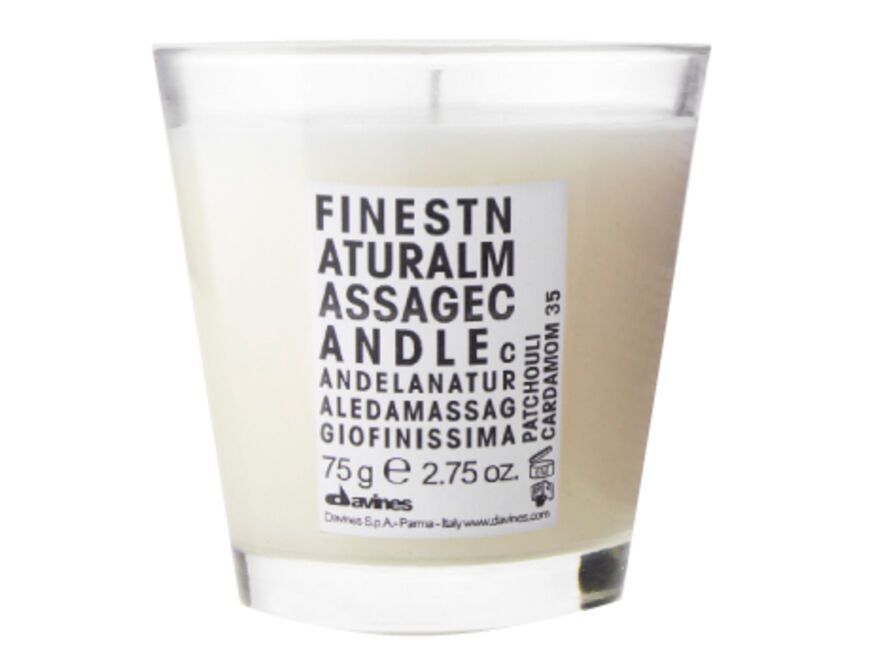 Ohne Wachs, sondern mit ätherischen Ölen wie Patschuli, die auch zum Massieren genutzt werden können: „Natural Massage Candle“ von Davines, ca. 18 Euro