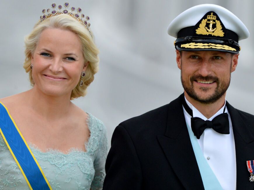 Unter den Gästen: Norwegens Thronfolger Haakon mit seiner Mette Marit 