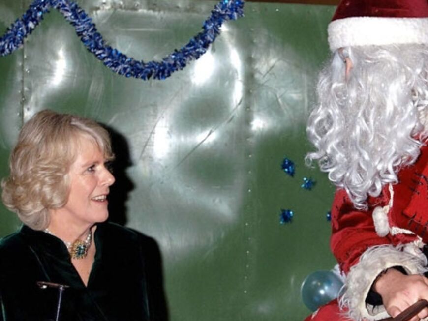 Skeptische Blicke: Camilla Rosemary Mountbatten-Windsor trifft auf einen Weihnachtsmann, der sogar im Schlitten vorfährt