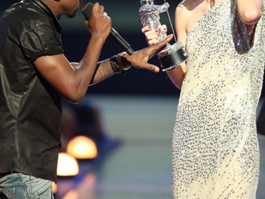 "Sorry Taylor, aber Beyoncé hat diesen Preis verdient", schrie der Rapper. Taylor wußte nicht, wie ihr geschah. Das Publikum reagierte auf Kanyes Störung mit Buhrufen