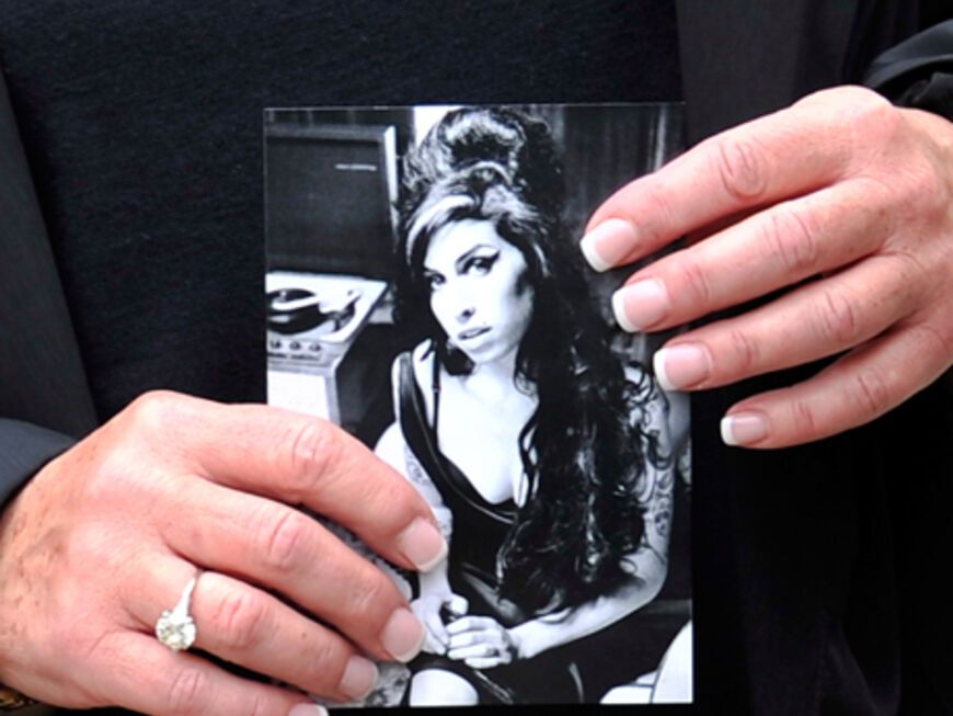 Amy Winehouse wurde am Samstagnachmittag, 23.7., leblos in ihrer Wohnung aufgefunden. Die Todesursache soll erst im Oktober aufgeklärt werden. Die Sängerin wurde nur 27 Jahre alt