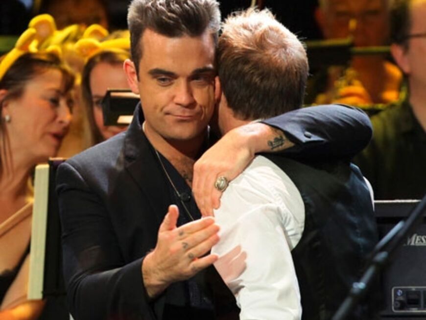 Endlich! Sie haben sich versöhnt. Robbie Williams und Gary Barlow umarmen sich vor 4.500 Fans in der Royal Albert Hall in London