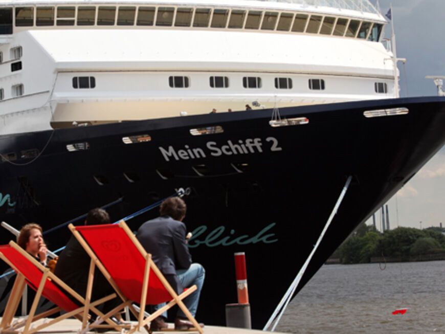 Im Hamburger Hafen wurde am Wochenende der nächste TUI Luxus-Liner getauft: Die "Mein Schiff 2" ging mit zahlreichen Promis auf Jungfernfahrt. Wer dabei war - OK! hat die Bilder!
