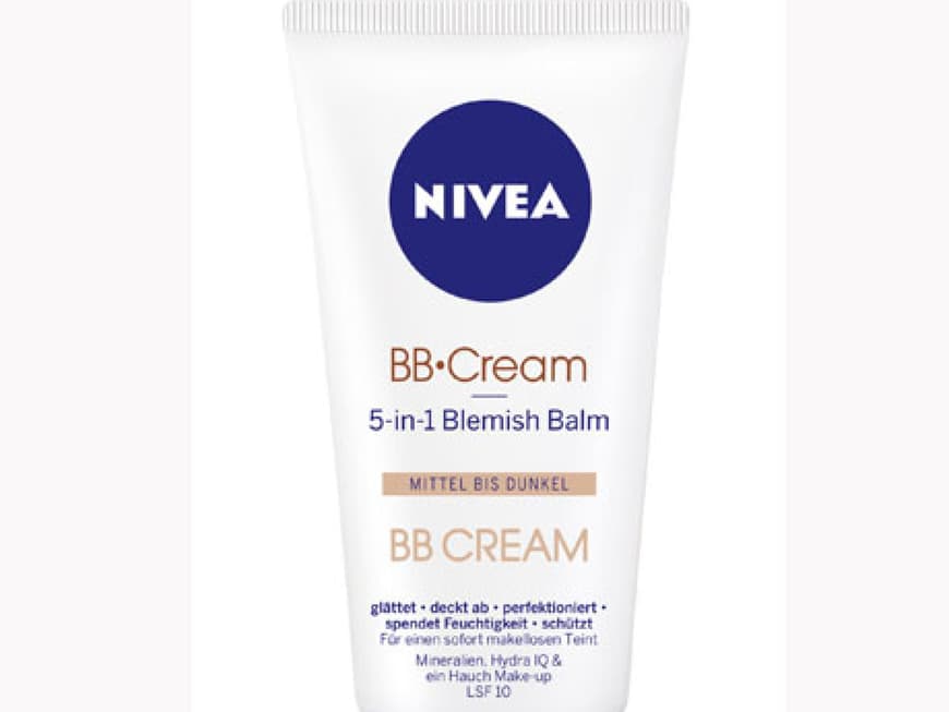 Die Nivea BB Cream eignet sich super zum Abdecken kleinerer sowie größerer Hautunreinheiten und pflegt die Haut spürbar. Sie passt sich zusätzlich sehr gut dem Hautton an, so sieht man frisch aber nicht zugekleistert aus. 50 ml, ca. 8 Euro