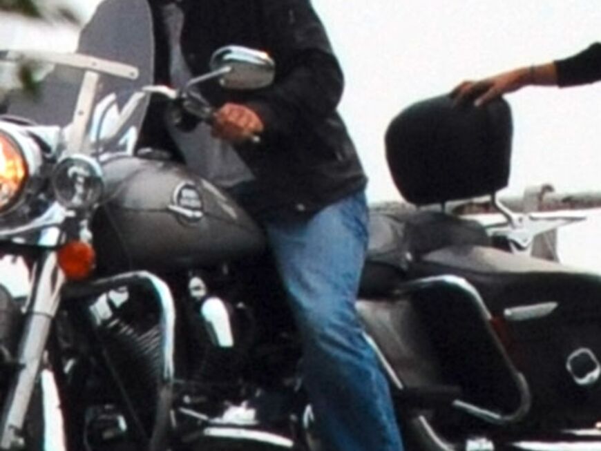 Pause: Momentan muss Clooney auf sein geliebtes Hobby verzichten. Er hat sich bei einem Motorrad-Unfall die Hand gebrochen