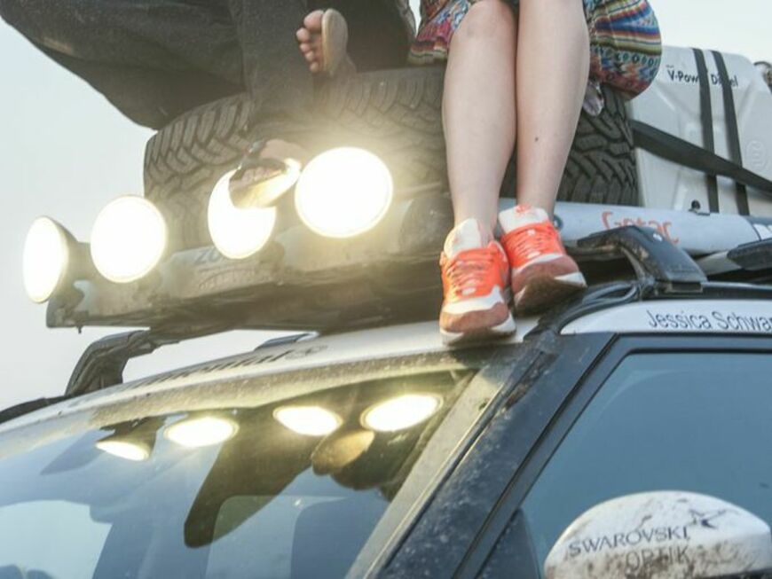 Say Cheese: Jessica und OK!-Chefreporterin Edith Löhle auf dem Dach des Land Rover Evoque