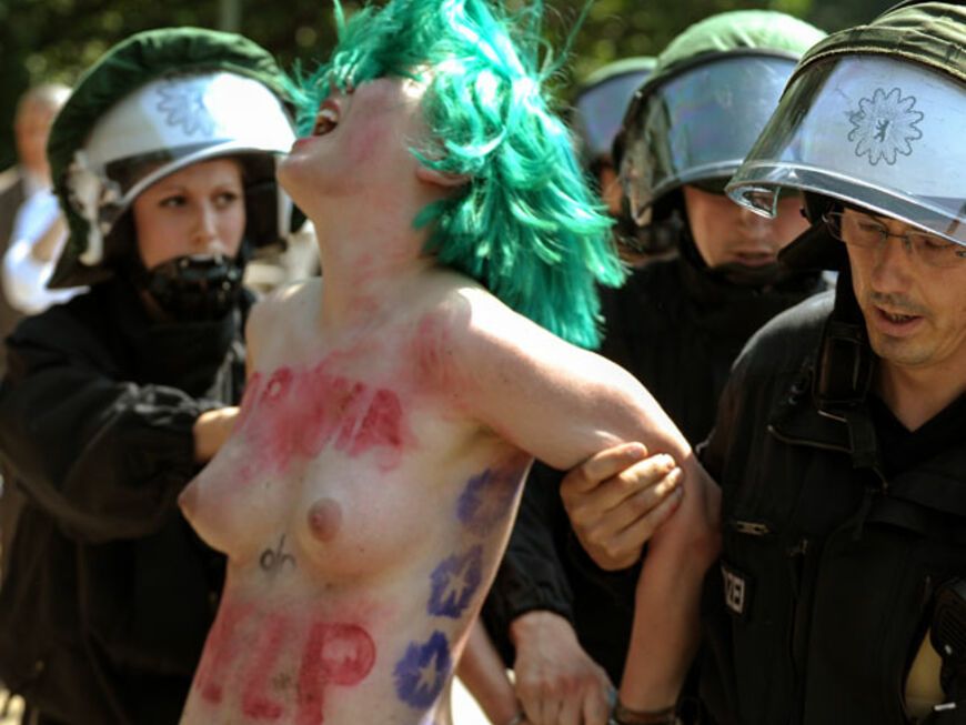 Femen-Aktivisten haben wieder nackt demonstriert - sie waren gegen den Besuch von Obama