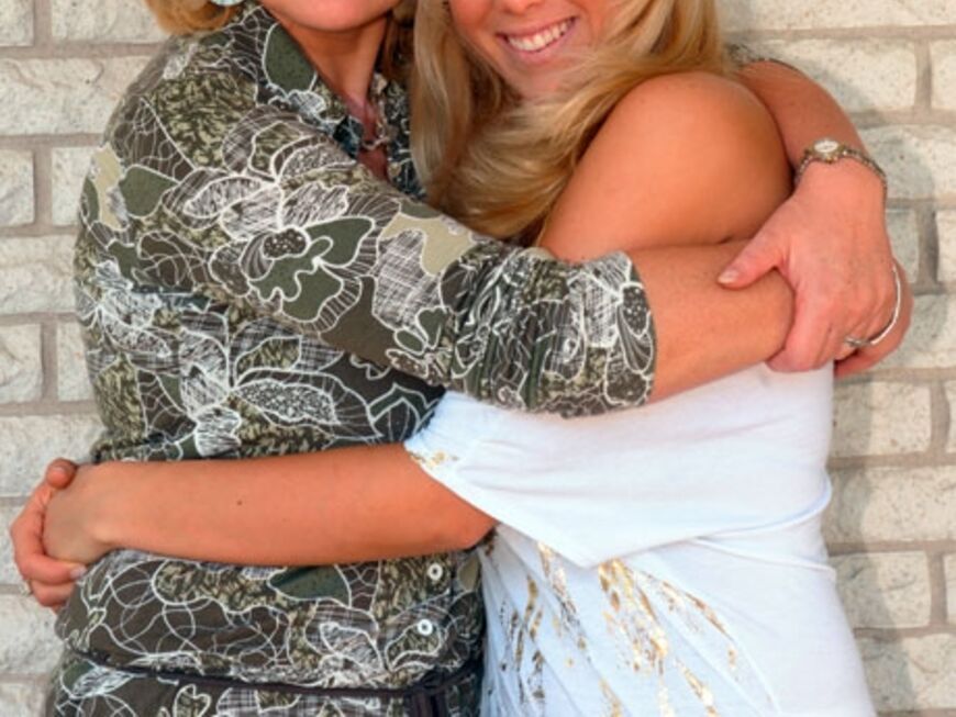 Die Superstar-Kandidatin Annemarie umarmt ihre Mutter Heike