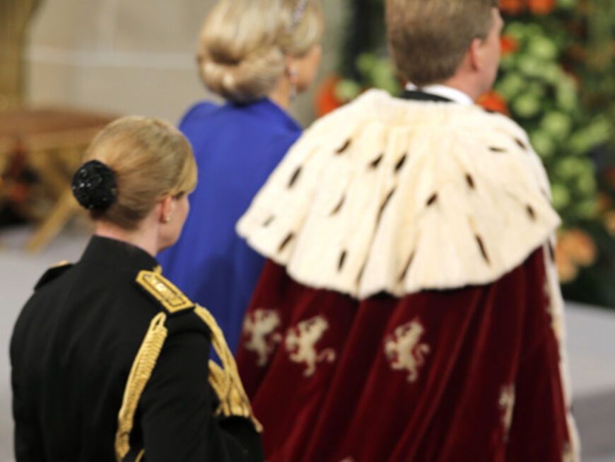 Willem-Alexander trägt wie schon angekündigt einen traditionellen, mit Hermelin verzierten Mantel. Tierschützer hatten dies vorab heftig kritisiert 