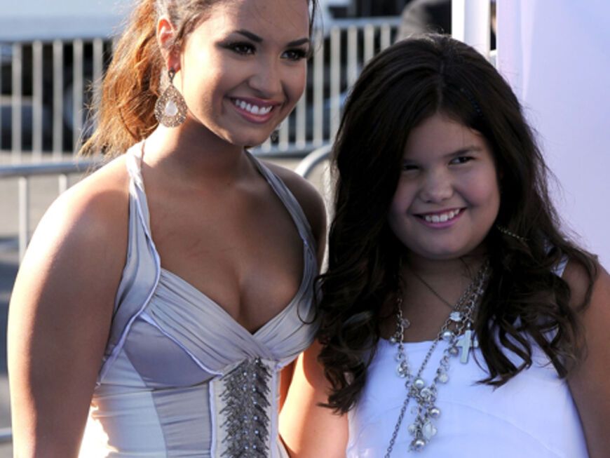Sängerin Demi Lovato posiert mit US-Schauspielerin Madison De La Garza (besser bekannt als "Juanita Solis", der Tochter von "Gabrielle & Carlos Solis" aus "Desperate Housewives")