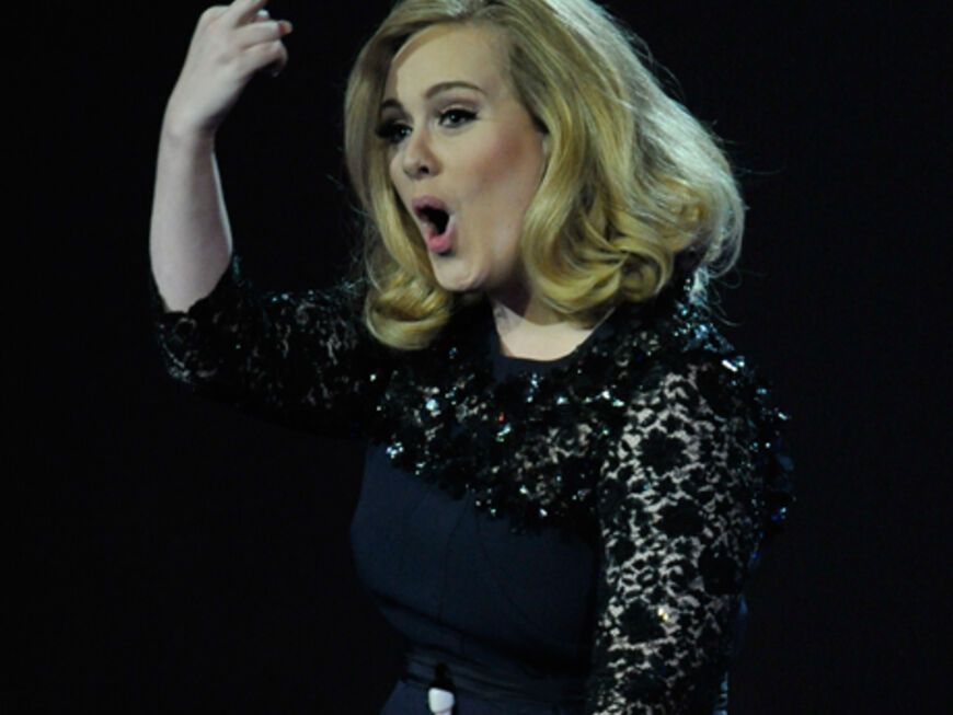 Ooops! Weil Adele die Dankesrede gekürzt wurde, streckte sie ihren Mittelfinger in die Luft. Gar nicht ladylike, Adele!