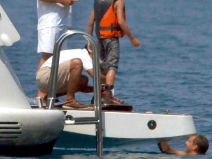 Pierce Brosnan hilft seinem jüngsten Sohn beim Wasser-Ski