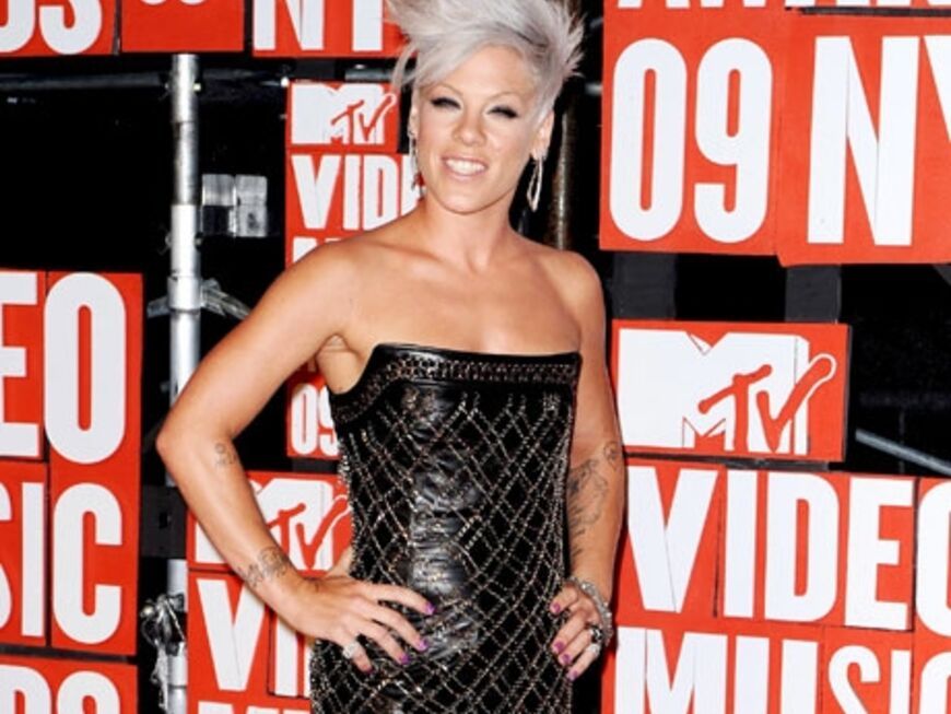 Ooops! Peinlich, peinlich! Pink und Shakira tauchten dieses Jahr bei den MTV Awards im selben Kleid auf