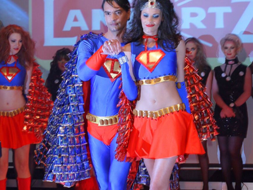 Superman schritt mit Superwoman über den Catwalk - oder besser gesagt: Marcus Schenkenbert mit Alisar Ailabouni