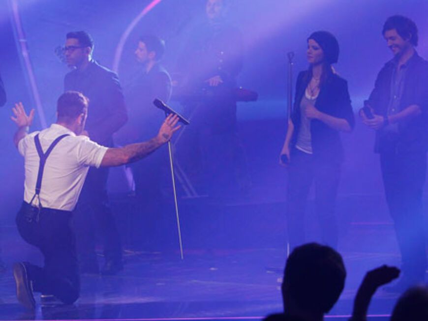 Robbie Williams kniet im Finale vor den Finalisten und ihren Talenten nieder