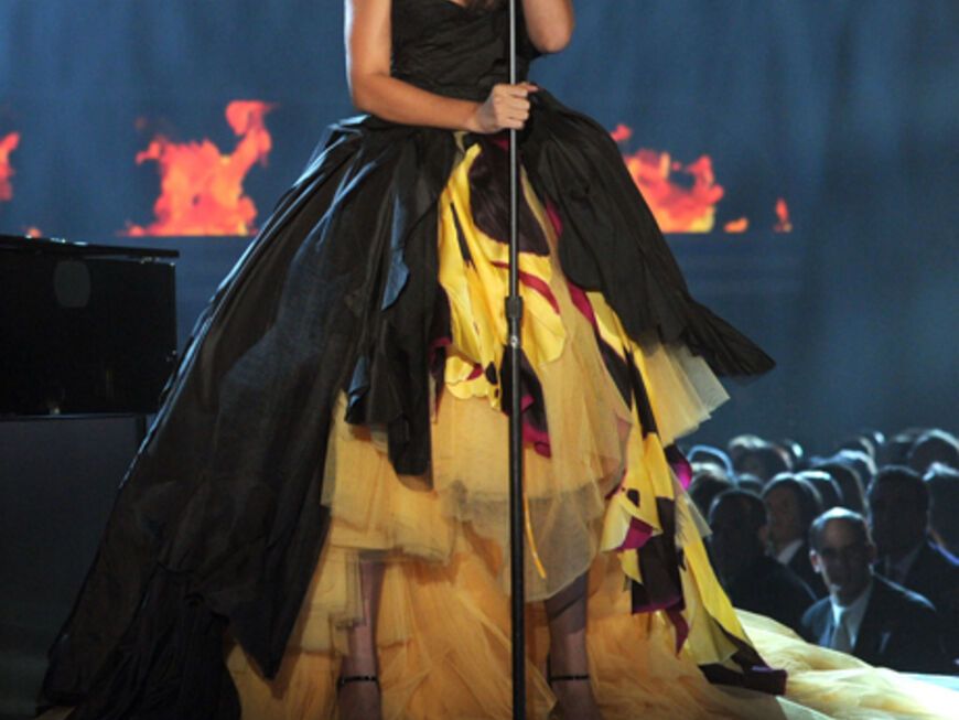 Pompös: Rihanna auf der Bühne. Später wurde die Sängerin für ihren Song "Only Girl" in der Kategorie "best dance Recording" ausgezeichnet