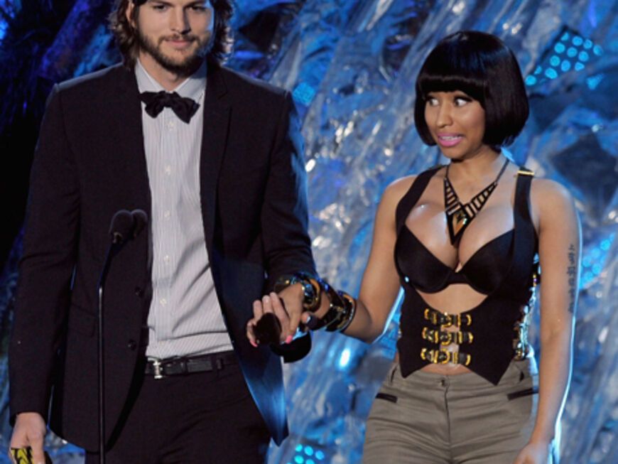 Vom Teppich auf die Bühne: Nicki Minaj begleitete Ashton Kutcher